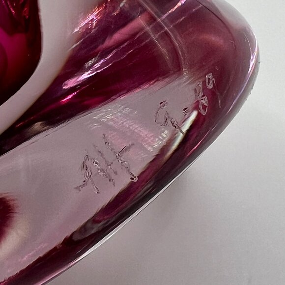 Pink Glass Bud Vase Signed by Unknown Artist, Dated 1989 - Unique Collectible - Picture 14 of 15